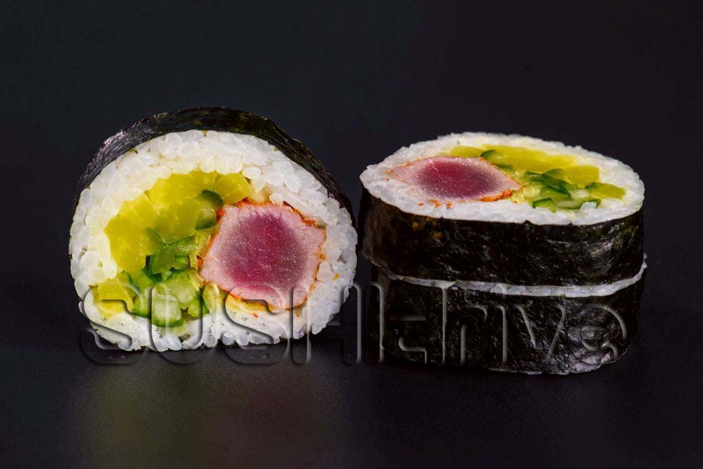 Futomak z opalanym tuńczykiem w tougarashi