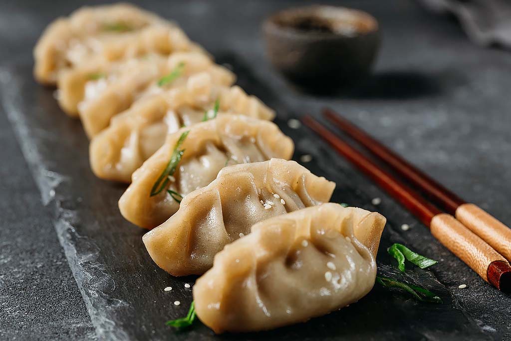 Pierożki gyoza warzywne z sosem firmowym